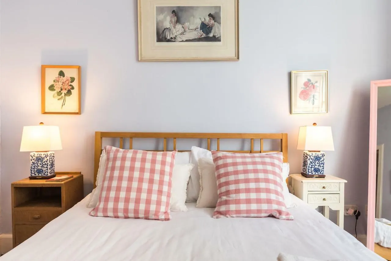 Grand & Spacious Central Apt With Wifi Edinburgh 0*,